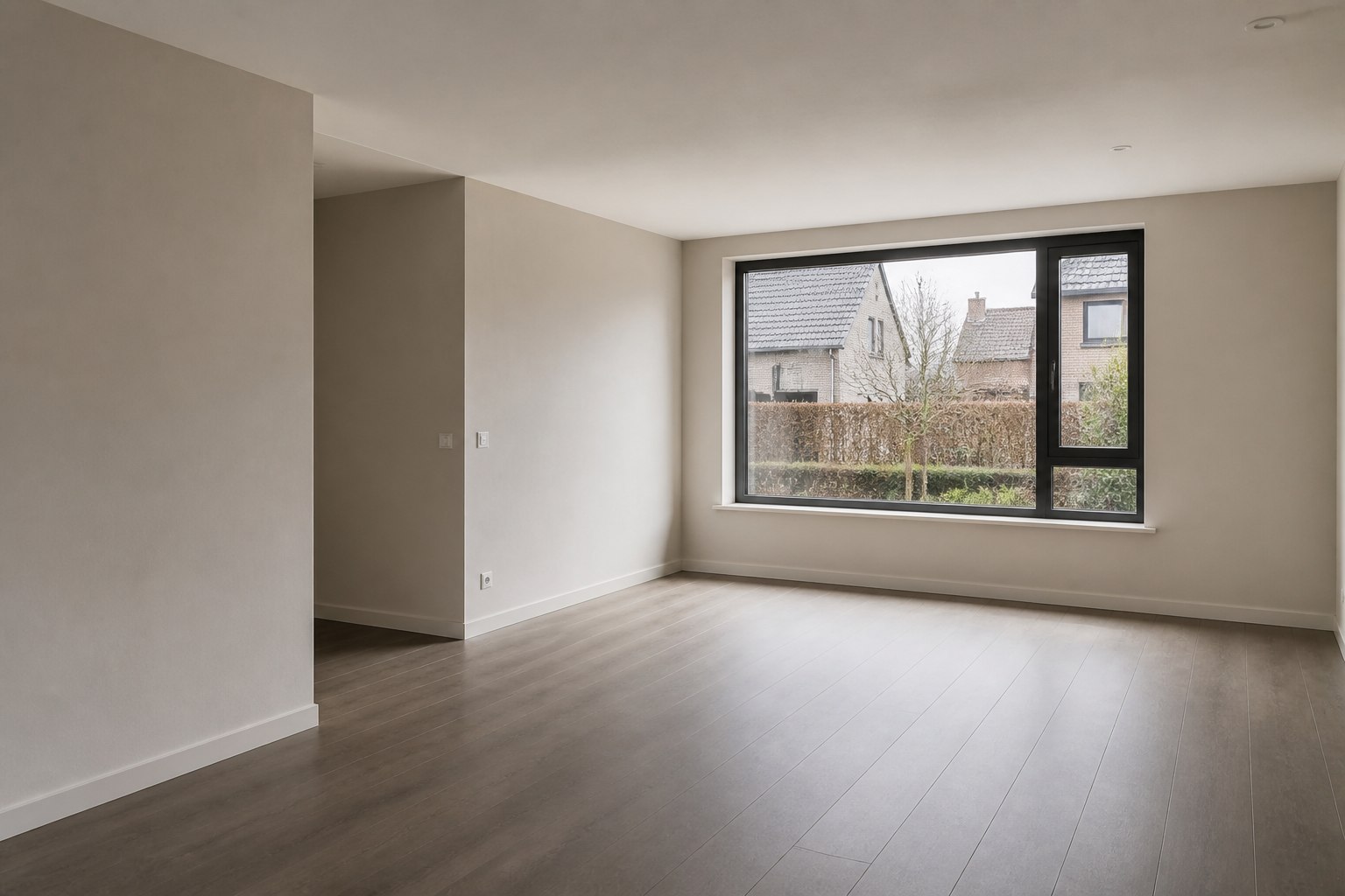 Strak afgewerkte muren en plafond in een lichte woonruimte